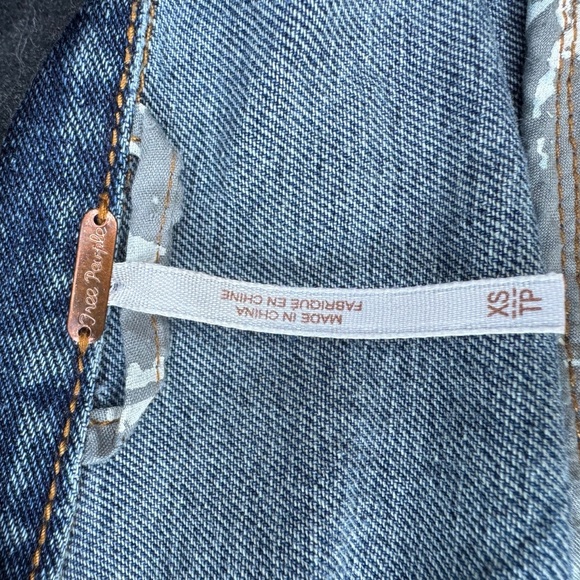 Free People Medium Blue Jean Jacket. Great Condition. Size XS. Denim Jacket - Picture 6 of 15